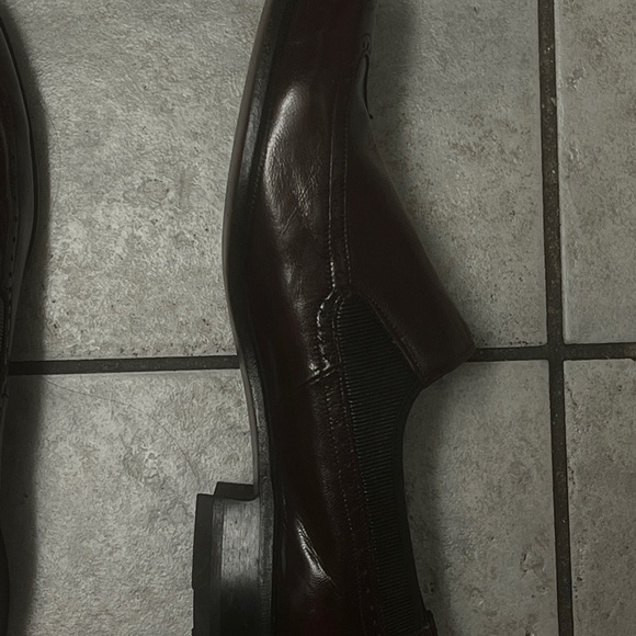 Never worn brand new men’s burgundy brown dress shoes . - Picture 3 of 4